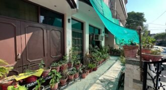Near Park 8 Marla (200 gaj) One & half storey Kothi for sale